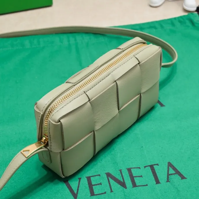 Batch 1120 Lazy and casual is the ultimate meaning of relaxation. Brick cassette has a unique quiet power, which is fashionable without losing aura🧩Classic weaving and neutral style can create a casual and high-end texture. The shoulder strap is adjustable and can be worn on one shoulder or under the armpit, and can be worn as a crossbody at will. Although it is a small size, it can actually hold a lot of belongings, and it is also very light~ This travertine green version of mine feels like it has given spring new vitality🍃 I will grab the versatile item first! Style number: 6816# Size: 18*9*3.5cm